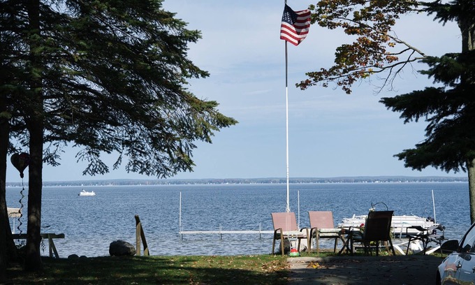 Prudenville Cottage | Modern Cabin with lake VIEWS: Unwind Up North!