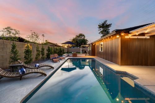Tami Estates House | Modern Cactus Home - Luxe with Spa-baths Pool & Firepit
