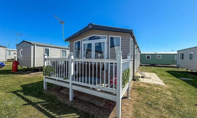 Great Yarmouth House | Modern caravan with decking near Scratby Beach ref 50007E