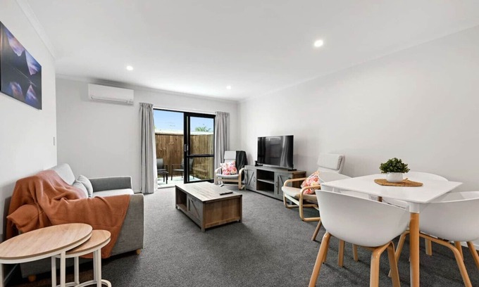 Frankton Apartment | Modern & Central - Close to Hospital & Lake Walks