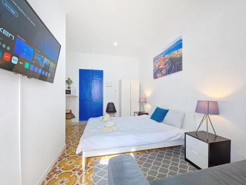 Floriana Apartment | Modern Central Studio Suit by MIVE