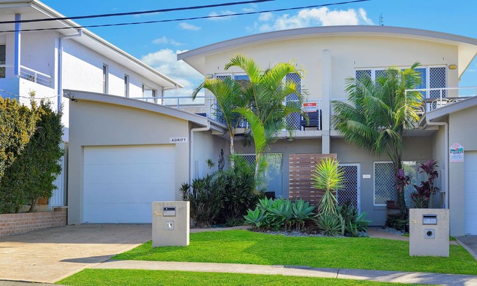 Crescent Head House | Modern & Centrally Located With Free Wi-Fi