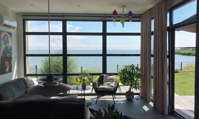 Enkhuizen House | Modern chalet in the first row on Enkhuizer beach with exceptional sea views