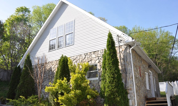Knoxville Apartment | Modern Chalet near Historic Harpers Ferry!