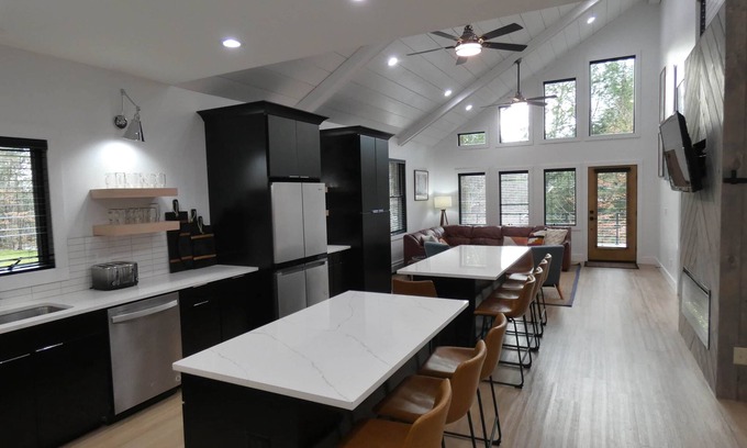 Monticello Ski Chalet | Modern Chalet with Hot Tub and Lake Access