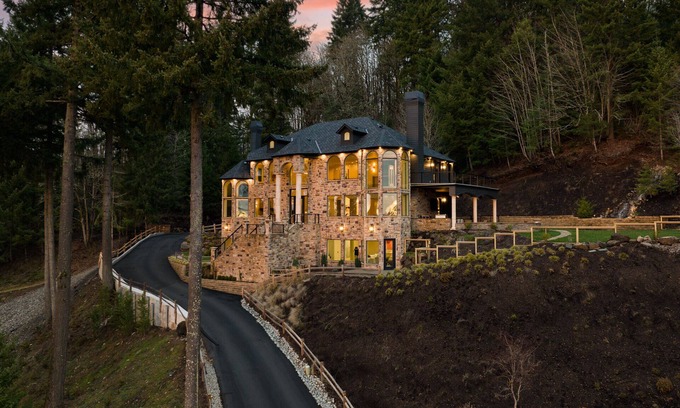 Washougal House | Modern Chateau on private hillside with breathtaking views of the Columbia River