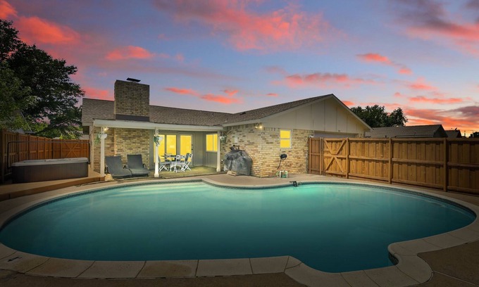 Northeast Carrollton House | Modern & Chic 4-BD/2-BA | Pool, Hot Tub, BBQ Grill