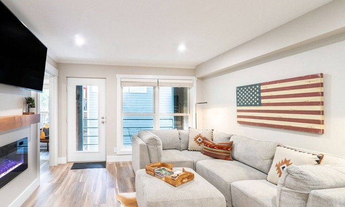 Telluride Condo | Modern, Chic Dream Location | Electric Fireplace, Covered Parking, Elevator | 3 Mins To Skiing!