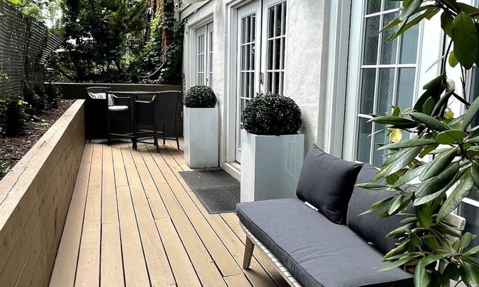 Woodley Park Apartment | Modern, Chic, Walk to Shops and Private Parking