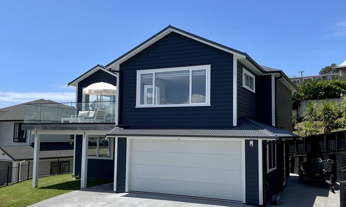 Manly House | Modern Coastal Family Home in Stanmore Bay!