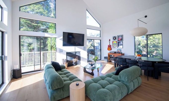 West Sechelt House | Modern Coastal Retreat | 1 Block To The Ocean