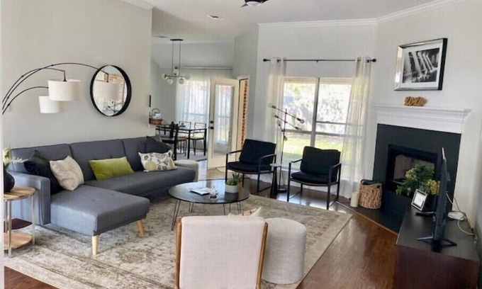 Keller House | Modern Comfort in Keller w/King, Garagen