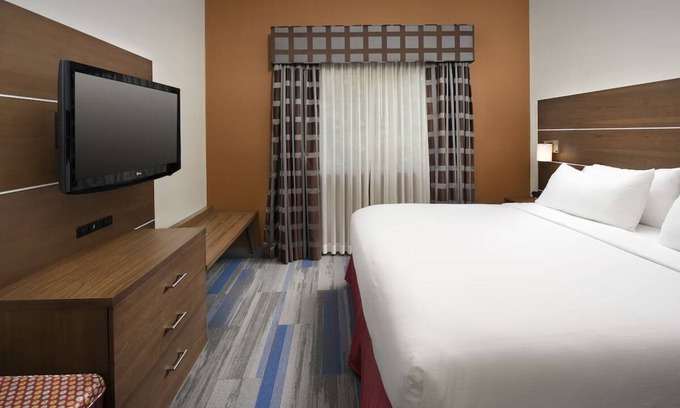 Ruckersville Hotel | Modern Comfort & In-Room Amenities l Close to Charlottesville Highlights