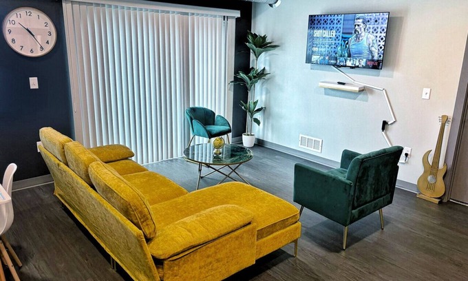 Downtown Des Moines Apartment | Modern Comfort Meets Affordable Luxury – Your Perfect Stay Awaits!
