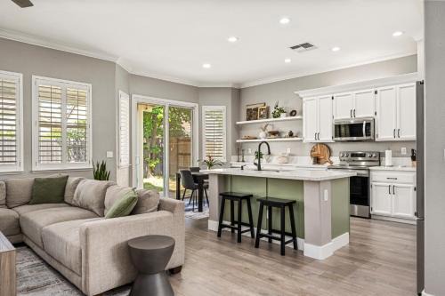 Lincoln House | Modern & Comfortable with Luxury Master Suite