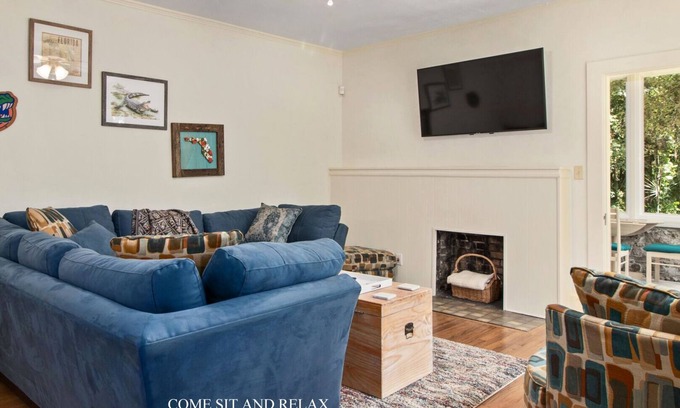 Gainesville House | Modern Comforts in a Vintage Home near U. F.