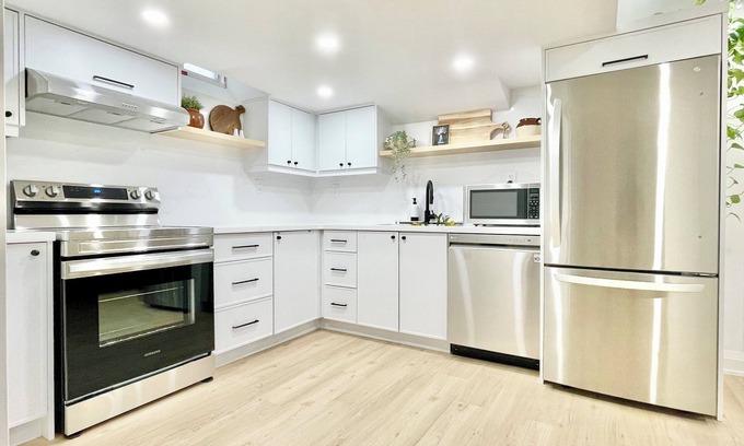 Durham Region Apartment | Modern & Comfy Getaway | Near Delpark Homes Centre