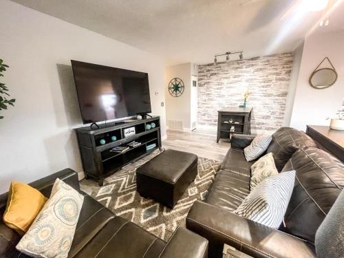 Huron Apartment | Modern Condo Central Huron Boat Basin Area