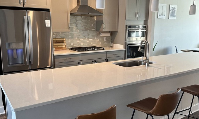 Woodbridge Condo | Modern condo in Stone Bridge Potomac, minutes from Hwy I-95 and Washington, D.C.