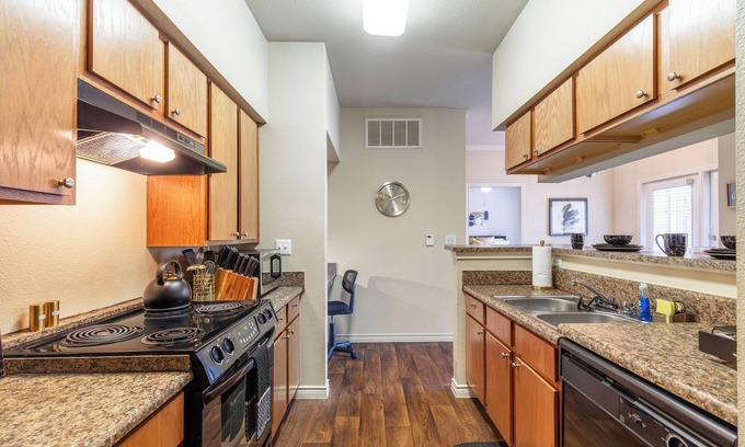 South Arlington Apartment | Modern Condo Mins to AT&T Stadium/DFW AP-King Bed