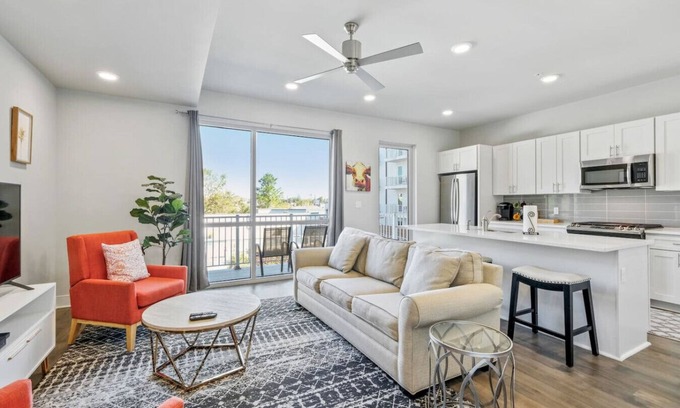 New Orleans Condo | Modern Condo near the French Quarter with Pool!
