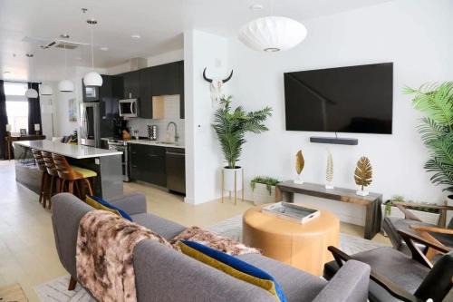 Central East Austin Apartment | Modern Condo w Patio City Views Heart of DT Austin