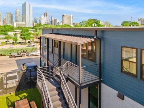 East Cesar Chavez Apartment | Modern Condo with Parking - A