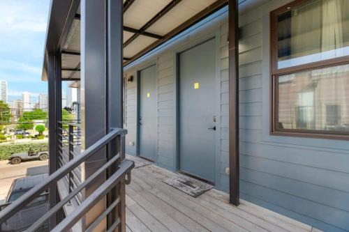 East Cesar Chavez Apartment | Modern Condo with Parking - B