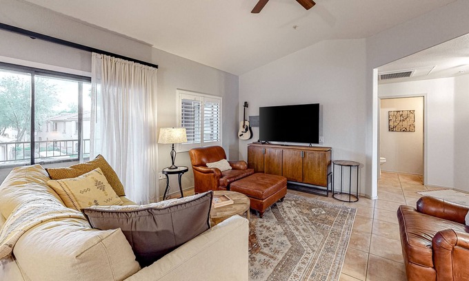 North Scottsdale Condo | Modern Condo with Shared Pool/Hot Tub, High-Speed WiFi, Central AC, Private W/D