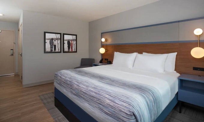 San Angelo House | Modern Convenience! Relaxing Unit! Onsite Pool, FREE Breakfast, Parking!