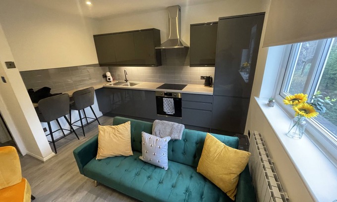 Chorlton-cum-Hardy Apartment | Modern Cosy Flat Near City Centre. Double Bed & Parking. Quiet Residential Mews