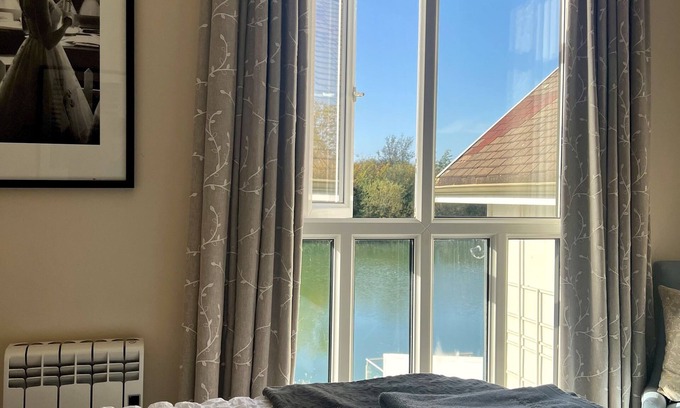 South Cerney House | Modern Cotswold Home w/Hot Tub