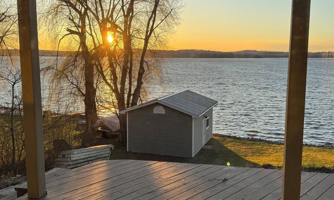 Bewdley Cottage | Modern cottage at Rice Lake with breathtaking sunset views