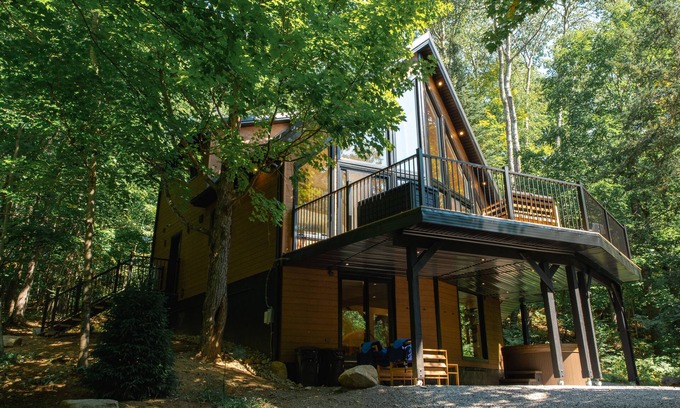 Novar Cottage | Modern Cottage in Muskoka. Sauna, hot tub, lake water access and kids room.
