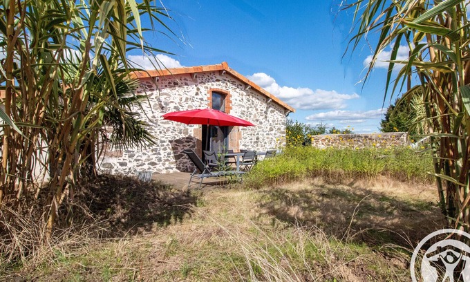 La Renaudiere Cottage | Modern Cottage near Nantes, Atlantic Coast & Puy du Fou — Ideal for Families with Scenic Pond & Terrace