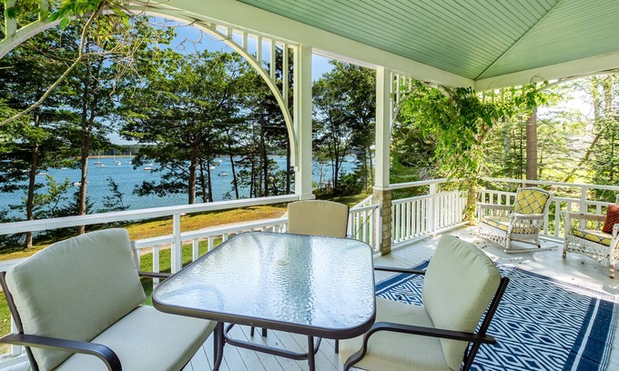Brunswick House | Modern cottage nestled on the eastern shore of Mere Point in Brunswick