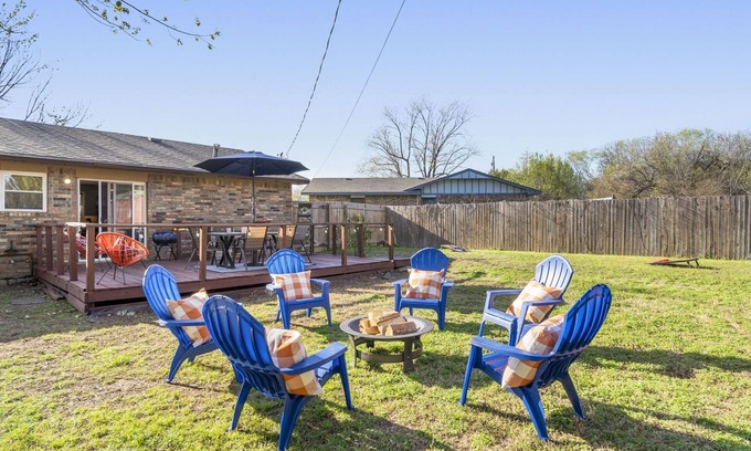 Muskogee House | Modern Country Gem/Huge Yard/Coffee Bar/King Bed
