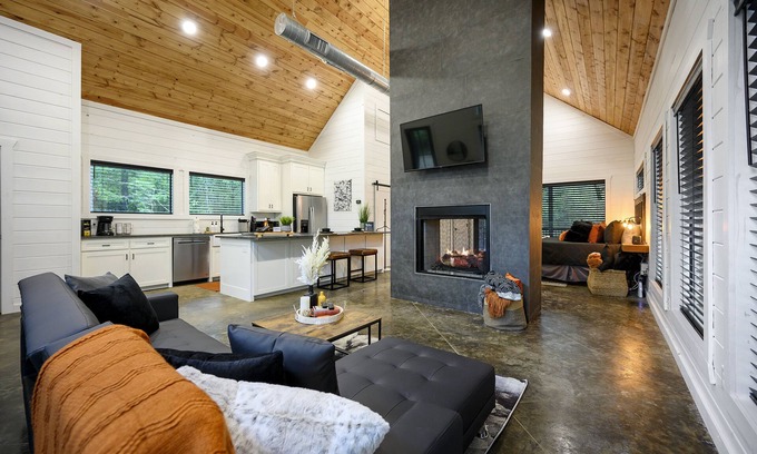Broken Bow Cabin | Modern Couples Getaway