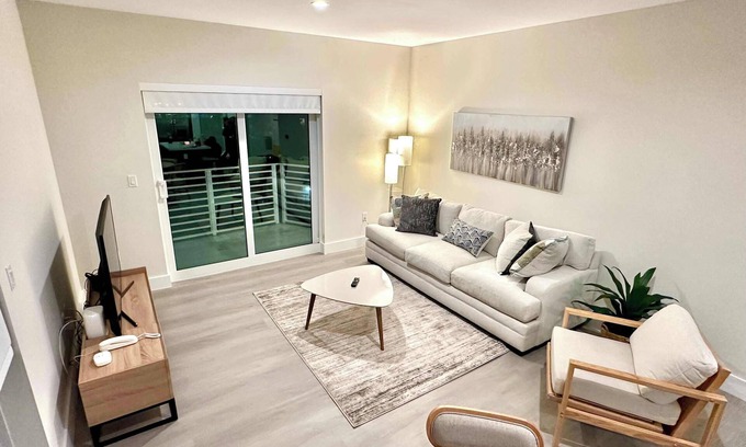 Parkside Apartment | Modern, Cozy 2 bedroom, FREE Parking & High Speed Wifi