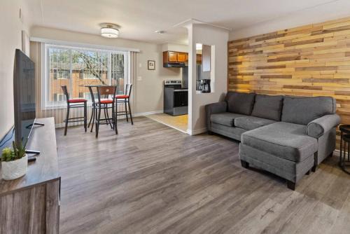 Shelby Township Apartment | Modern Cozy 2b apt in Shelby Twp