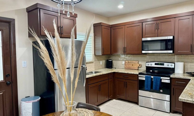 McAllen Apartment | Modern & Cozy - 3 bed Apt with Prime Loc!