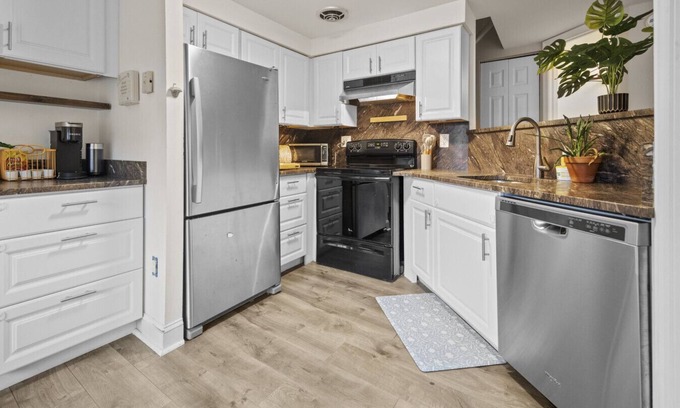 Montgomery Village House | Modern & Cozy | Kid Friendly