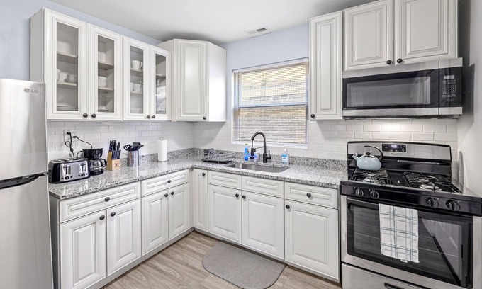 Berwyn Apartment | Modern & Cozy near MDW & ORD ~ Queen Beds, Parking