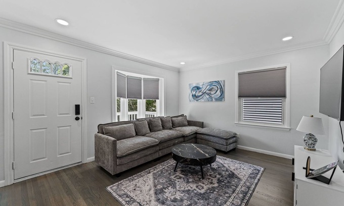 Clawson House | Modern Cozy Retreat
