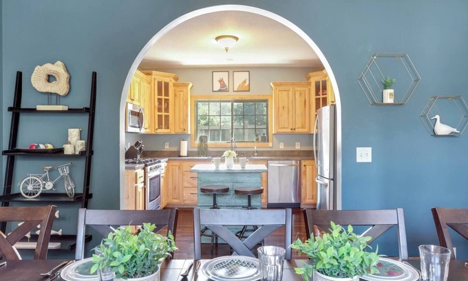 Crosby House | Modern & cozy - sleeps 12! Right at Trailhead