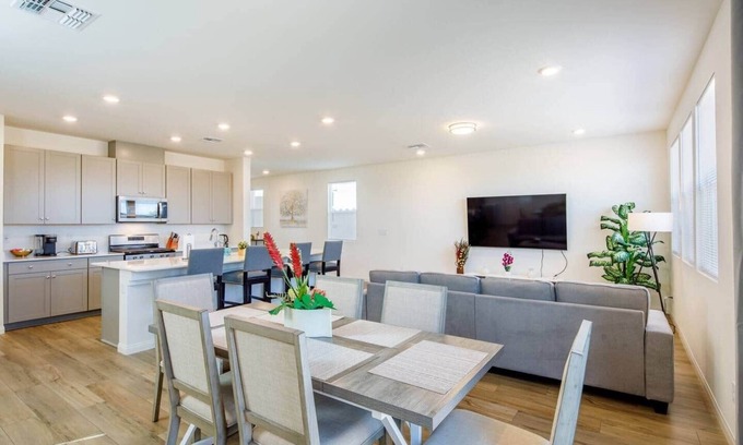 Arden House | Modern Cozy Vegas Home-5bd 3ba