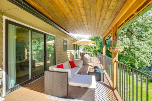 Oregon Coast House | Modern Creekside Retreat 1 Mi to Spirit Mtn Casino