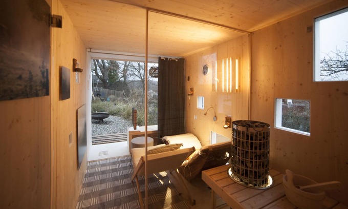 Schondorf am Ammersee House | Modern design apartment with lake view and garden sauna house
