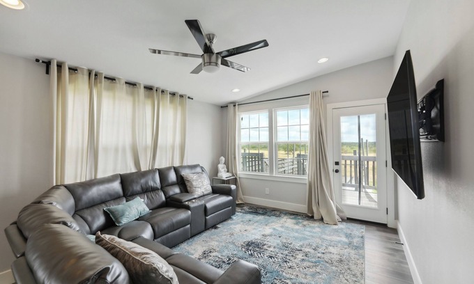 Del Valle House | Modern Del Valle Vacation Rental w/Deck & Views!