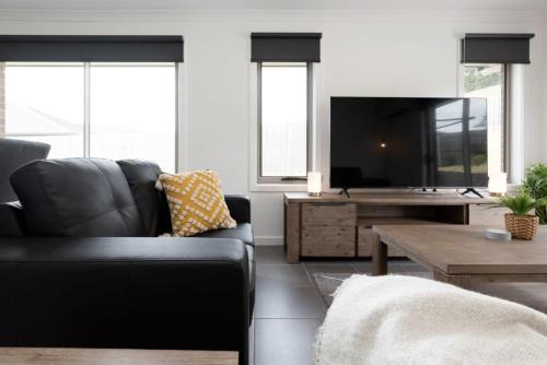 Newnham House | Modern Delight: Cosy Home with Parking